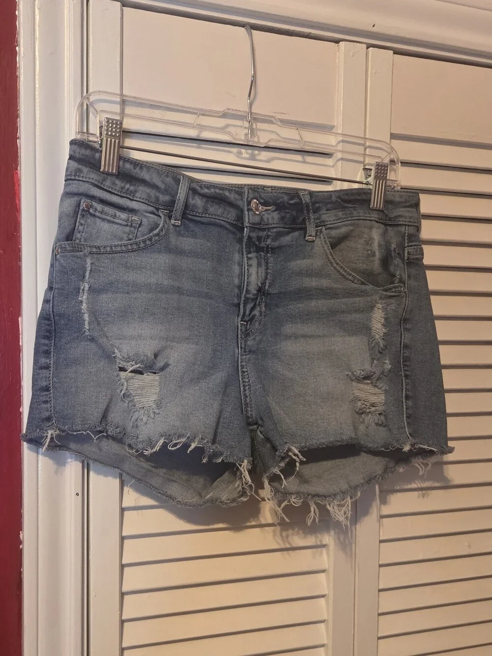 MINT CONDITION!! GUESS Distressed Denim Cut Off Shorts Size 30 Light Wash w/Logo